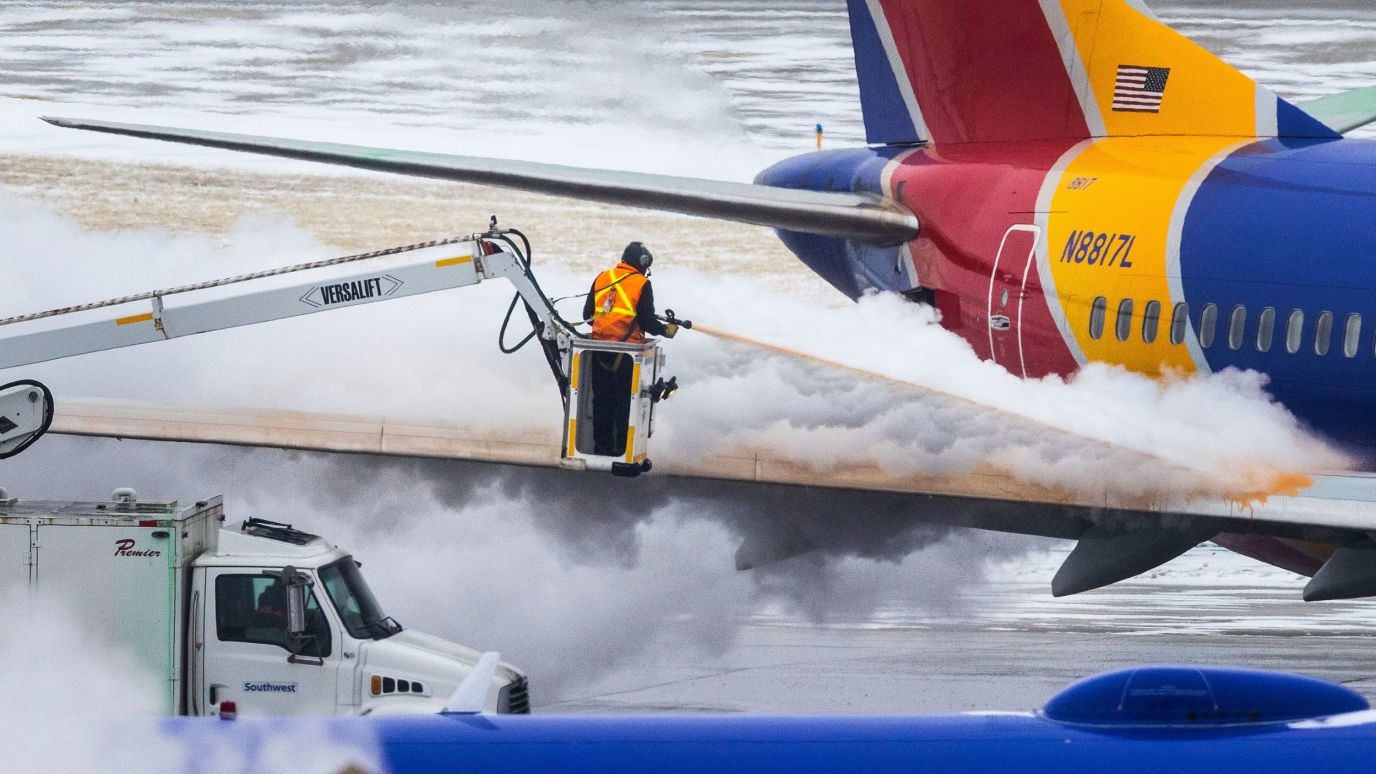 Hàng không Mỹ hủy hơn 4.400 chuyến bay do bão tuyết
