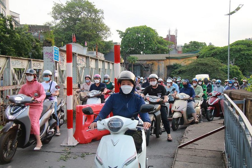 Ngăn xe ô tô, ba gác lên cầu Long Biên bằng hàng rào: Xe máy cũng "méo mặt"