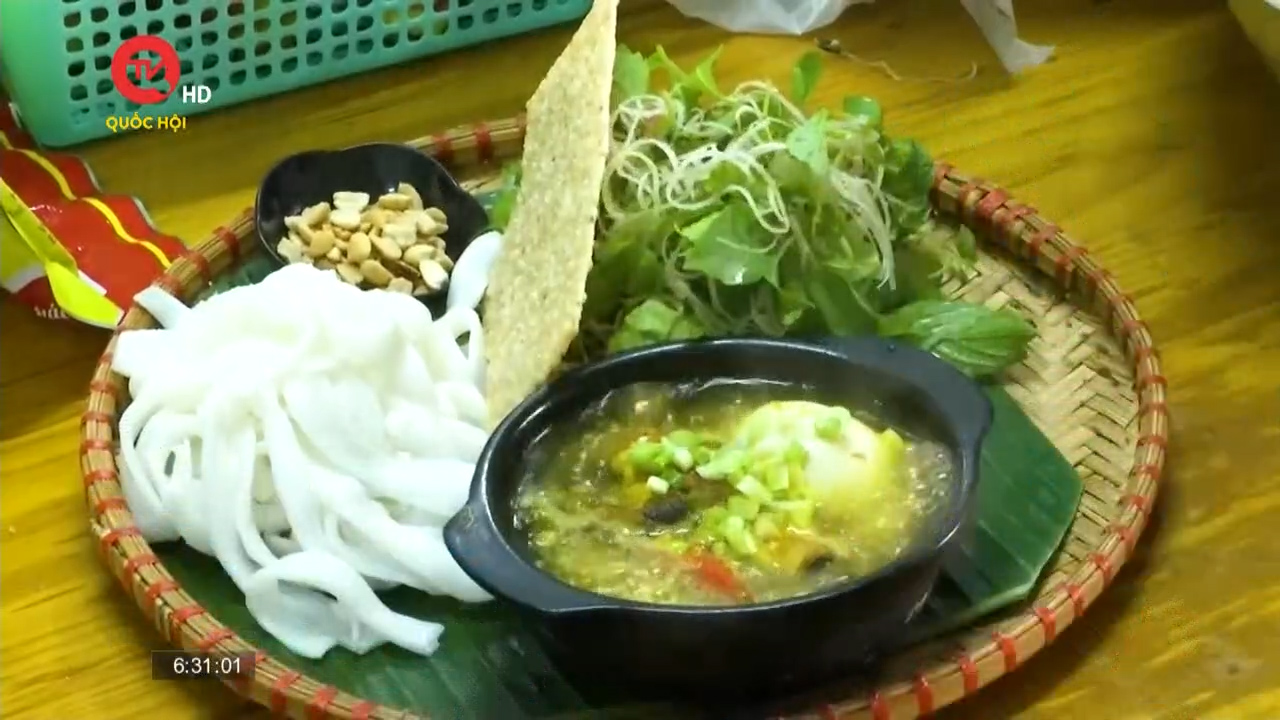 Ăn gì sáng nay: Độc đáo món mì Quảng cá chình bà Cẩm tại Đà Nẵng