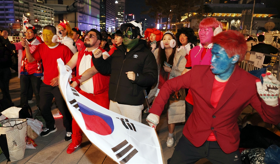 Người Hàn Quốc ăn mừng chiến thắng cạnh cảnh sát và xe cấp cứu