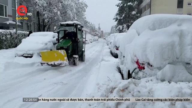 Tuyết rơi dày gây đình trệ giao thông tại Châu Âu