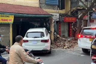 Vụ xe Mercedes tông đổ tường nhà cổ: Nữ tài xế có hơi men