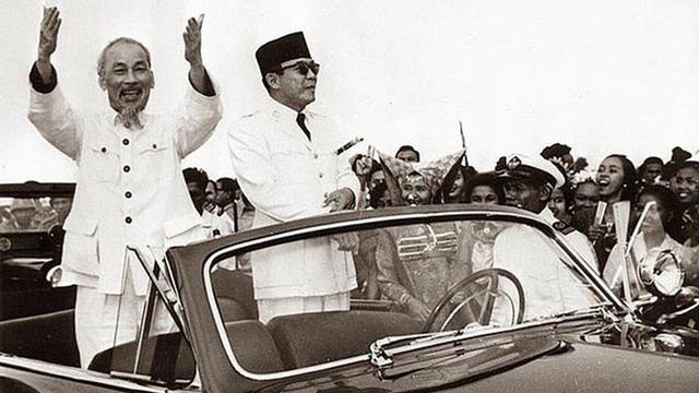 Tình cảm đặc biệt hiếm thấy của Chủ tịch Hồ Chí Minh và Tổng thống Indonesia Sukarno
