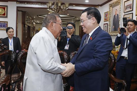 Chủ tịch Quốc hội Vương Đình Huệ thăm nguyên Tổng Bí thư, nguyên Chủ tịch nước Lào Bounnhang Vorachith
