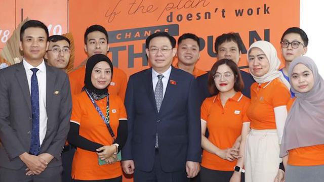 Chủ tịch Quốc hội Vương Đình Huệ thăm văn phòng FPT tại Indonesia 