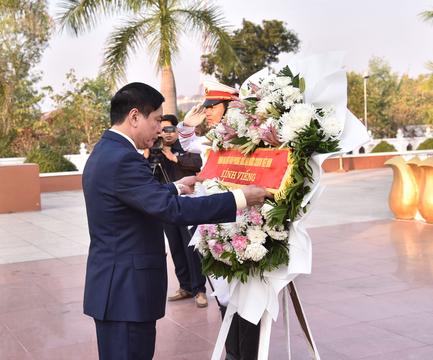 Tổng Thư ký Quốc hội dâng hương các anh hùng liệt sĩ tại Điện Biên 
