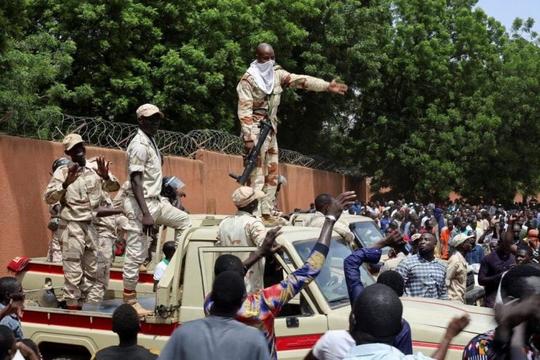 Niger đóng cửa không phận sau tối hậu thư của Tây Phi
