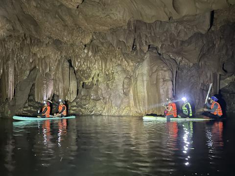 Quảng Bình: Phát hiện hang động tuyệt đẹp giữa rừng Trường Sơn 
