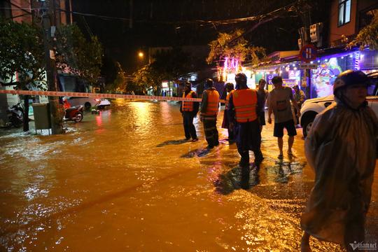 Nước lên nhanh, dân Đà Nẵng 'chạy lũ' trong đêm

