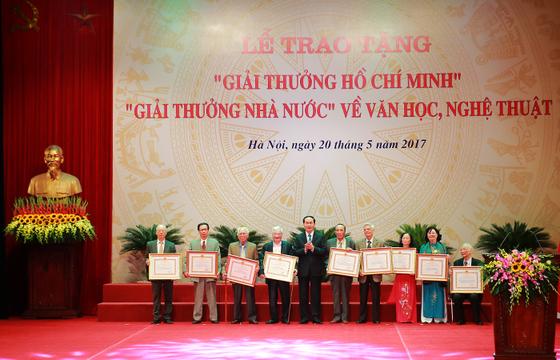 Lần đầu tiên tác giả là người nước ngoài được xem xét tặng Giải thưởng Hồ Chí Minh, Giải thưởng Nhà nước
