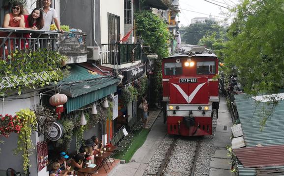 Công ty đường sắt đề nghị giải tỏa tụ điểm cà phê đường tàu Hà Nội
