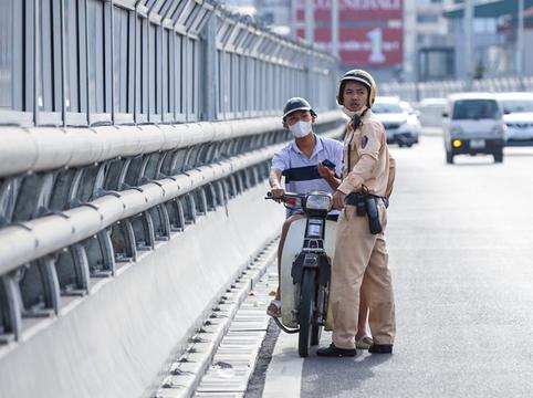 Hà Nội xử phạt hàng loạt xe máy đi lên đường Vành đai 2 trên cao
