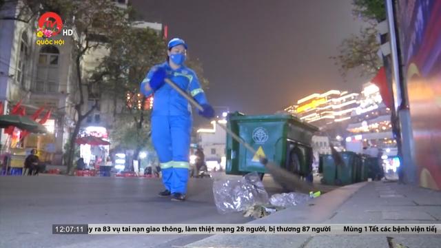 Công nhân môi trường làm xuyên Tết để thành phố sạch đẹp