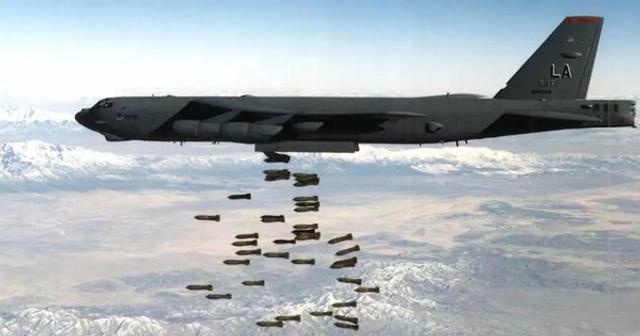 Nga cảnh báo đanh thép nếu Mỹ cấp bom chùm cho Ukraine