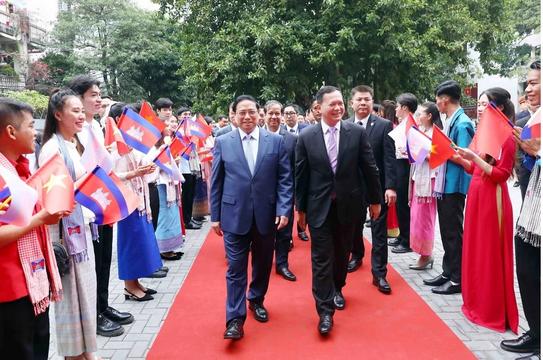Thủ tướng Việt Nam và Thủ tướng Campuchia gặp gỡ sinh viên Đại học ngoại thương 