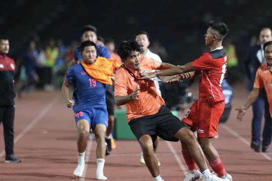 AFC phạt nặng bóng đá Thái Lan và Indonesia 
