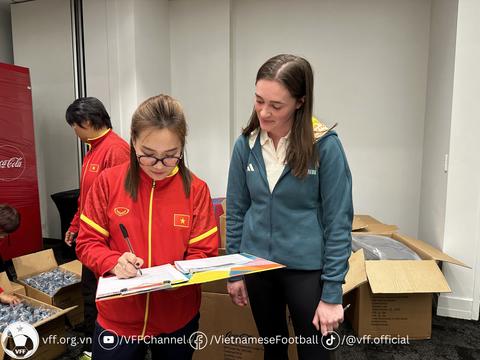 Tuyển nữ Việt Nam nhận quà 'xịn sò' từ FIFA
