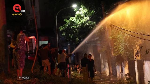 Cháy lớn tại căn nhà 4 tầng ở Hà Nội, 7 người chạy ra ban công cầu cứu