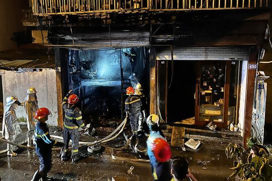 5 người mắc kẹt trong ngôi nhà 4 tầng bốc cháy ở Hà Nội
