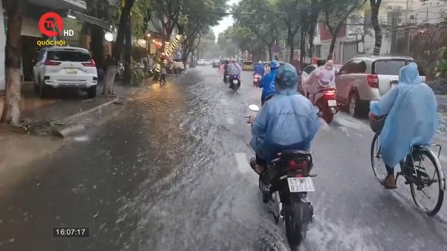 Đà Nẵng mưa lớn gây ngập, học sinh nghỉ học