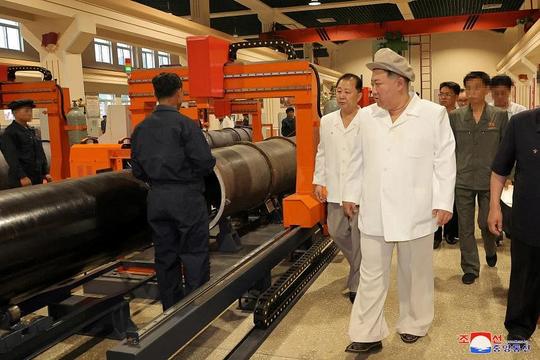 Ông Kim Jong-un kêu gọi tăng tốc sản xuất tên lửa

