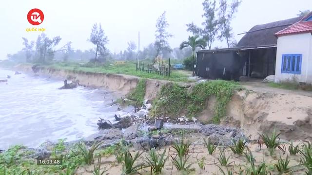 Sóng lớn đánh bay nhà dân ở biển Hội An 