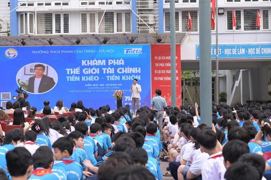 Gần 2.000 học sinh Hà Nội "khám phá thế giới tài chính tiền khéo - tiền khôn"