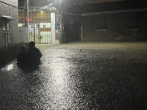 Đà Nẵng: Tiếp tục sơ tán hàng ngàn người mắc kẹt trong mưa lũ
