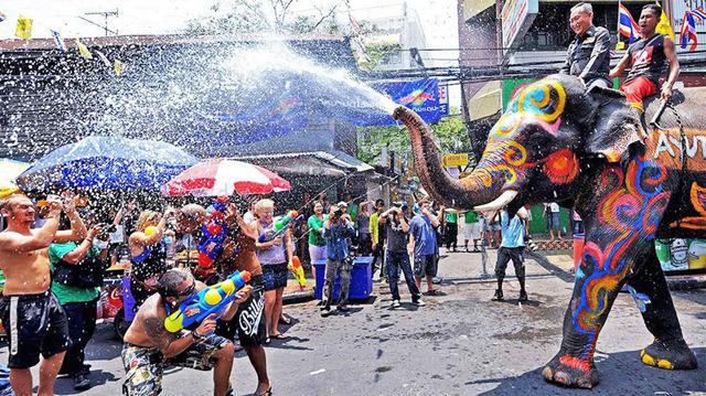 Hơn 100 người chết sau 3 ngày lễ hội té nước Songkran ở Thái Lan

