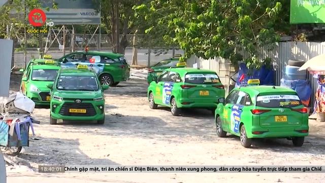 Taxi dừng đỗ tràn lan trước sân bay Tân Sơn Nhất do bãi đệm quá tải