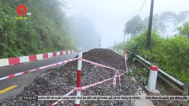 Kon Tum: Sạt lở quốc lộ 24 do mưa lớn kéo dài 