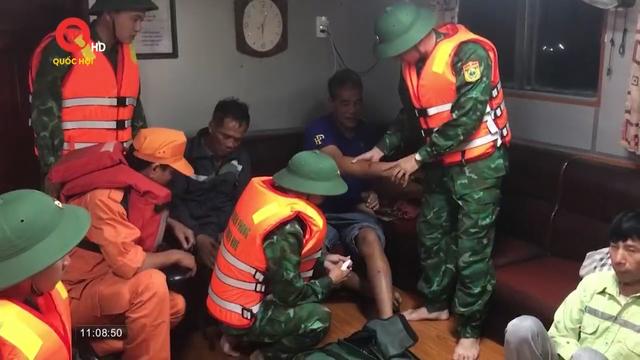 Cứu hộ 9 thuyền viên bị chìm tàu trên vùng biển Thừa Thiên - Huế 