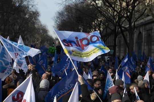 Cảnh sát Pháp biểu tình đòi quyền lợi trước thềm Olympic 2024 