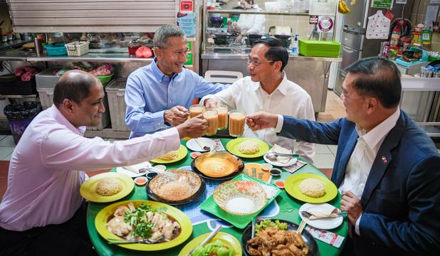 Bộ trưởng Ngoại giao Việt Nam, Singapore thưởng thức ẩm thực đường phố
