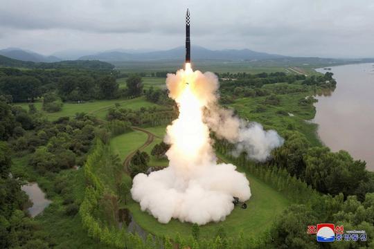 Triều Tiên phóng hai tên lửa đạn đạo về vùng biển phía Đông

