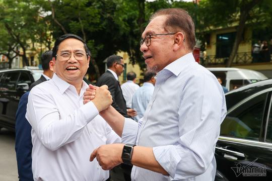 Thủ tướng Việt Nam và Malaysia thăm phố sách, thưởng thức cà phê
