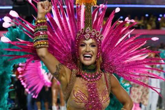 Các vũ công Samba chuẩn bị cho lễ hội Carnival
