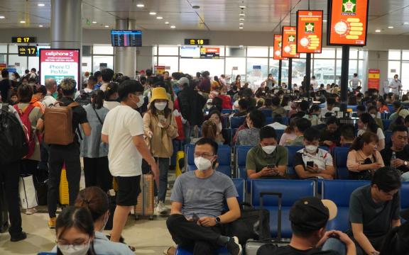 Sân bay Tân Sơn Nhất quá tải từ trên trời xuống dưới đất