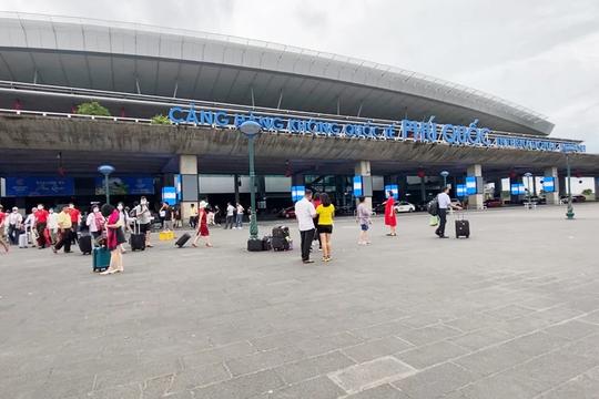 Vụ 2 hành khách mang bột màu xám ở sân bay Phú Quốc: Máy báo ‘chất nổ được phát hiện’, giám định nói không phải thuốc nổ