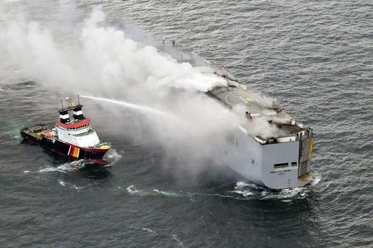 Hà Lan: Tàu chở gần 3.000 chiếc ôtô bốc cháy dữ dội