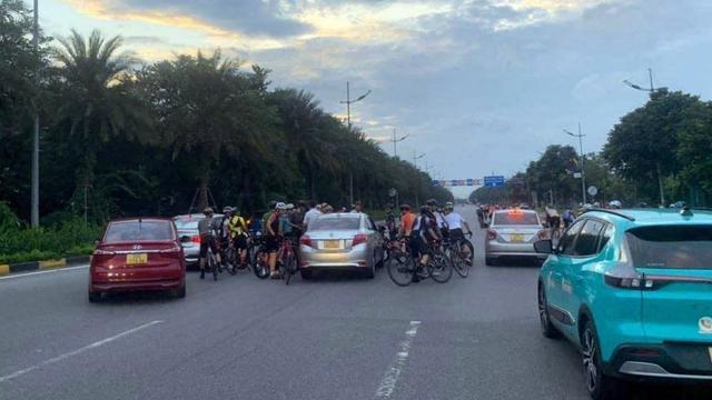 Hà Nội: Đoàn người đi xe đạp vào cao tốc, quây kín ô tô, đe dọa tài xế
