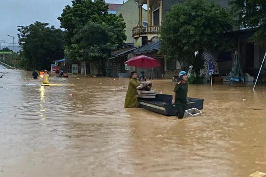 Lũ lụt tàn phá ba tỉnh miền Trung
