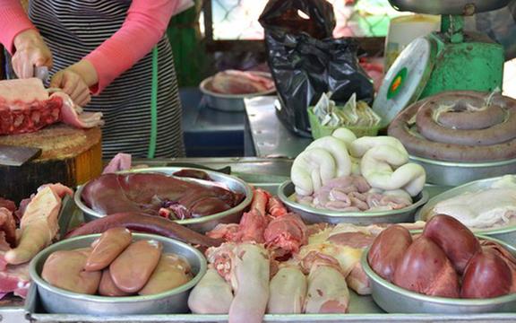 Người Việt nhập về ăn hơn 46.000 tấn móng giò, tai, lưỡi... lợn
