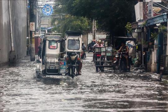 Philippines chịu ảnh hưởng nặng nề bởi bão Saola
