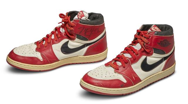 Đấu giá giày của huyền thoại bóng rổ Michael Jordan