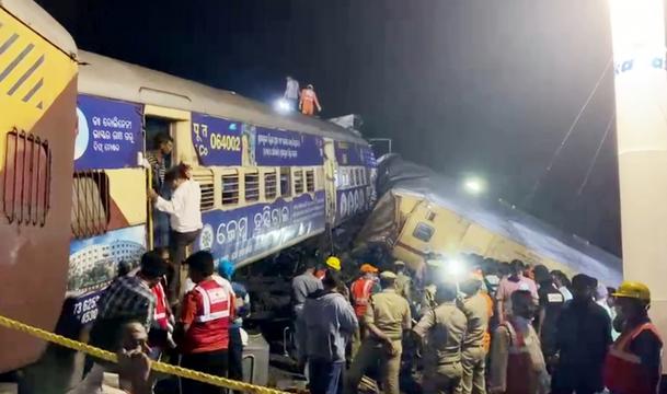 Ấn Độ: Hai tàu hỏa va chạm, ít nhất 10 người thiệt mạng

