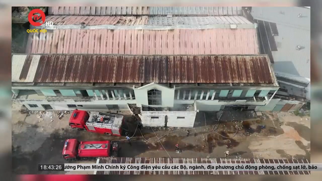 Bình Định: Cháy nhà kho, hàng chục xe điện bị cháy  