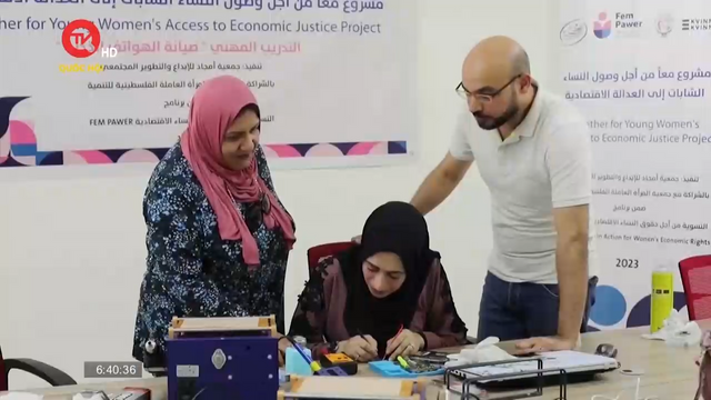 Người phụ nữ ở Gaza vươn lên nhờ nghề sửa điện thoại