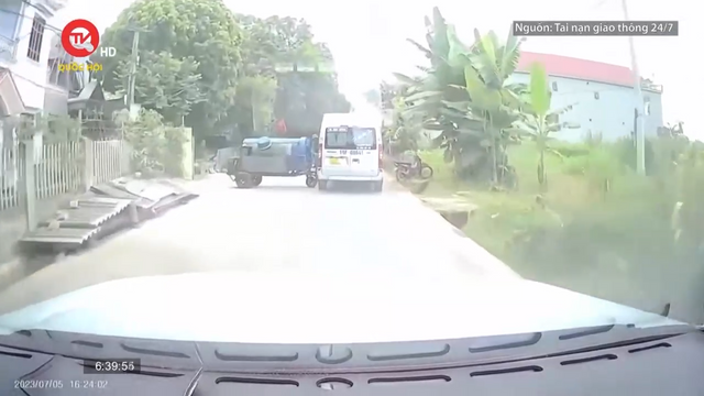 Điểm mù giao thông: Nguy hiểm xe tuốt lúa tự chế lưu thông trên đường