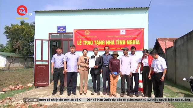Đại biểu Quốc hội Đắk Lắk hỗ trợ mang nhà tình nghĩa tới cho dân nghèo